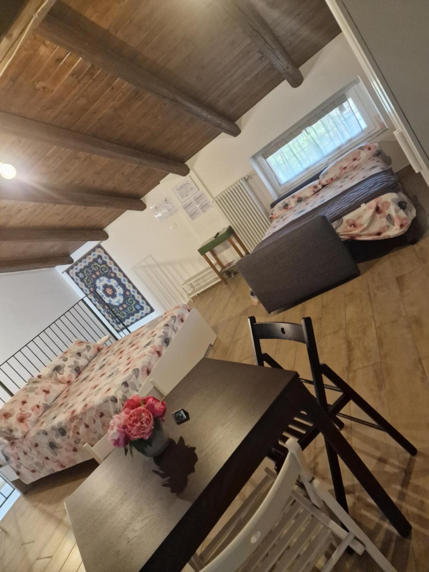 La Tana Dei Corgi Bed and Breakfast Moncrivello Eksteriør billede